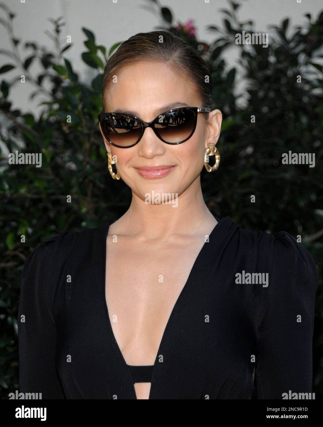 Actress and singer Jennifer Lopez arrives at the the first annual UNICEF Women of Compassion Luncheon in Los Angeles on Friday, Feb. 11, 2011. (AP Photo/Dan Steinberg) Foto Stock