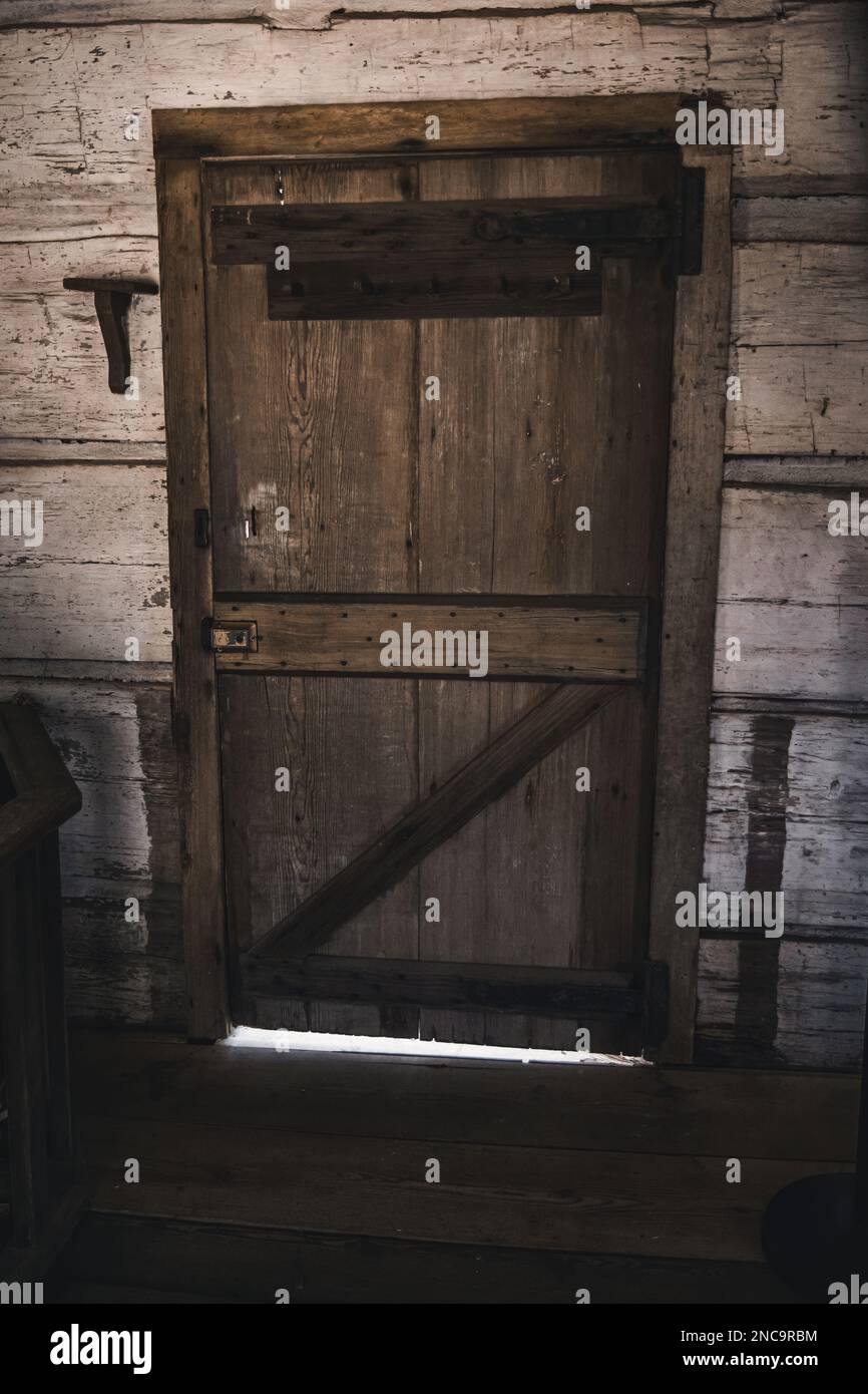 Una vecchia porta di cabina rustica dei primi del 19th ° secolo, era di guerra civile in Callaway Gardens, Georgia Foto Stock