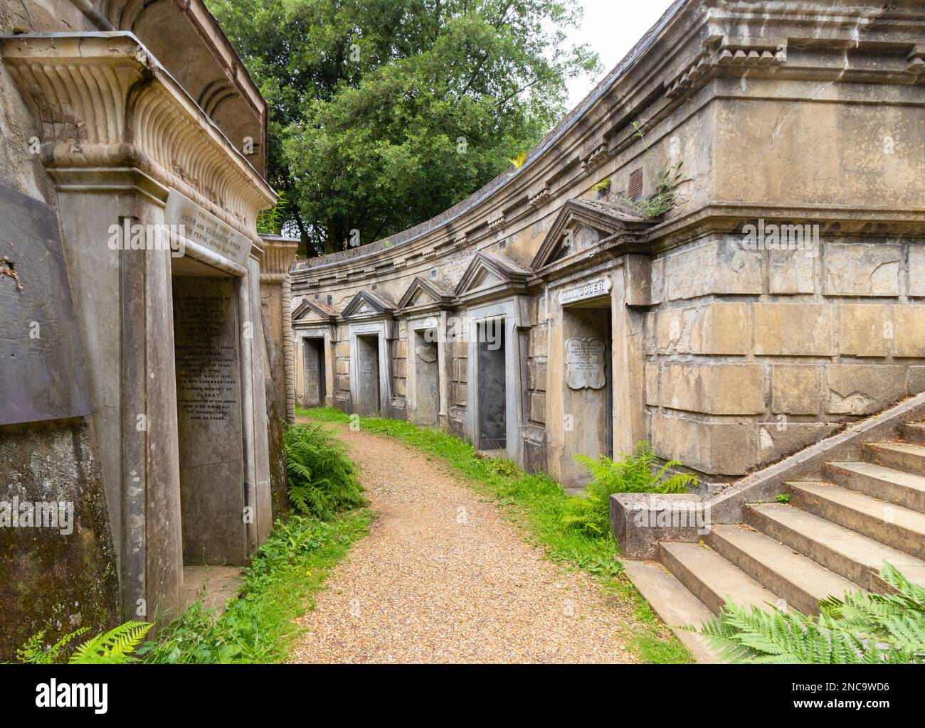 mausolei e tombe in pietra vittoriana nel cimitero Highgate di viale egiziano a Londra Foto Stock