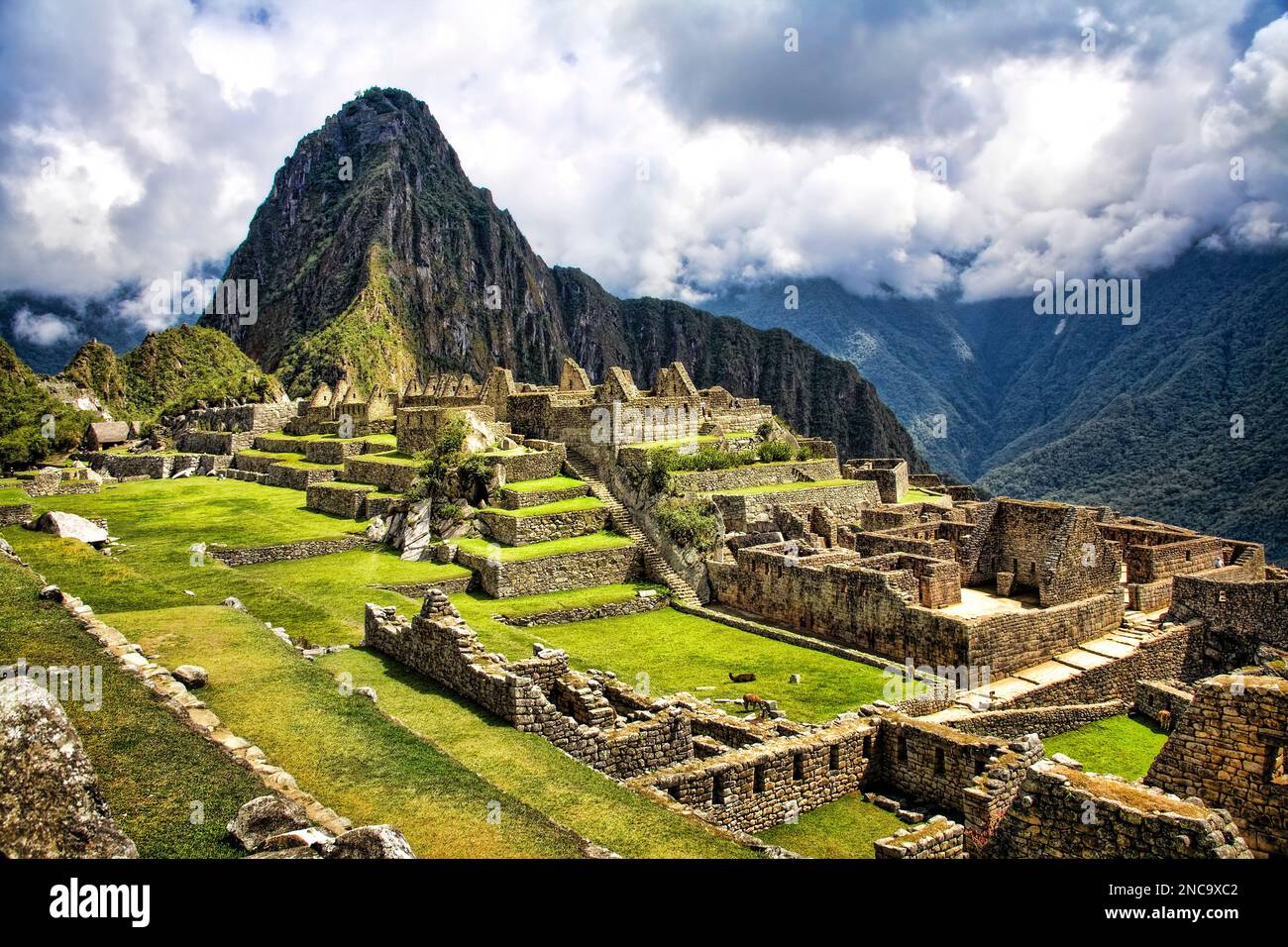 Nascosta per secoli, la città Inca di Machu Picchu è un sito patrimonio dell'umanità nelle Ande montagne del Perù. Foto Stock