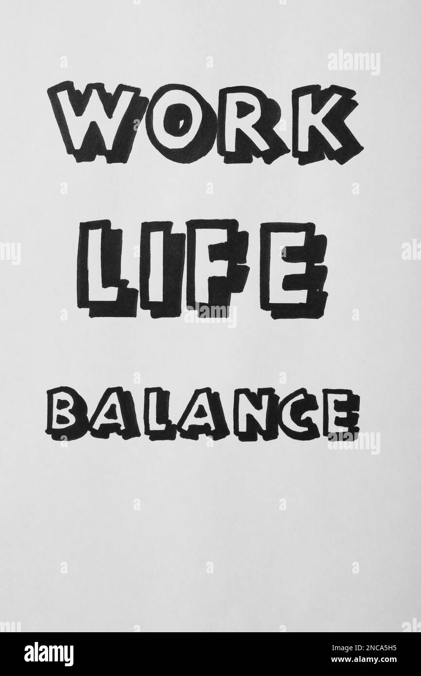 Lavoro, vita, equilibrio scritto su sfondo bianco, vista dall'alto Foto Stock