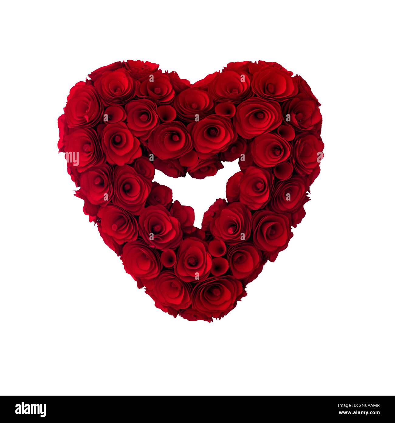 Corona a forma di cuore realizzata con rose in sottili fogli di legno verniciati di rosso, isolata su sfondo bianco. Artigianato del legno romantico Foto Stock