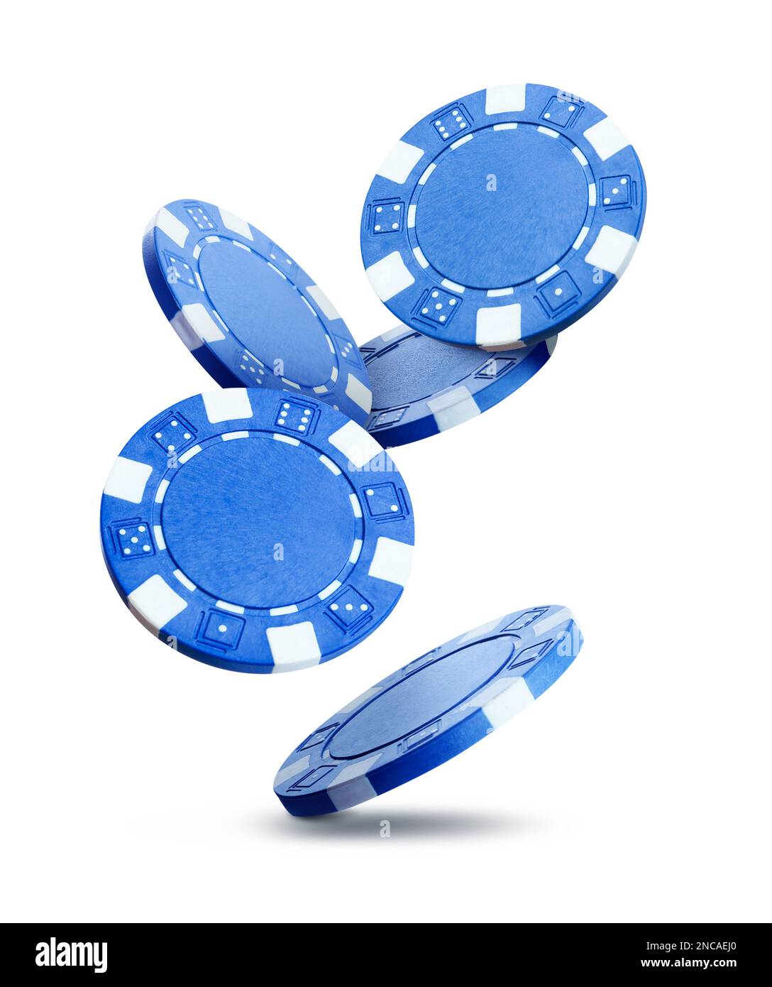 Chip blu da casinò che cadono su sfondo bianco Foto Stock