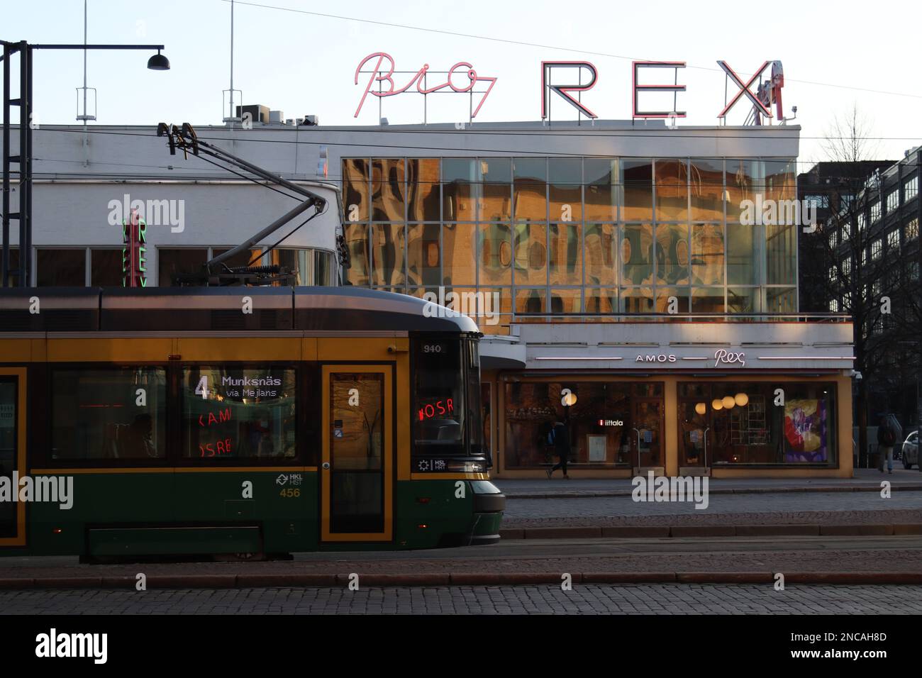 Centro di Helsinki, Finlandia, l'ingresso al Museo Amos Rex, segno, edificio funzionalista, vecchio tram verde, trasporti pubblici, BIO Rex a Lasipalatsi Foto Stock