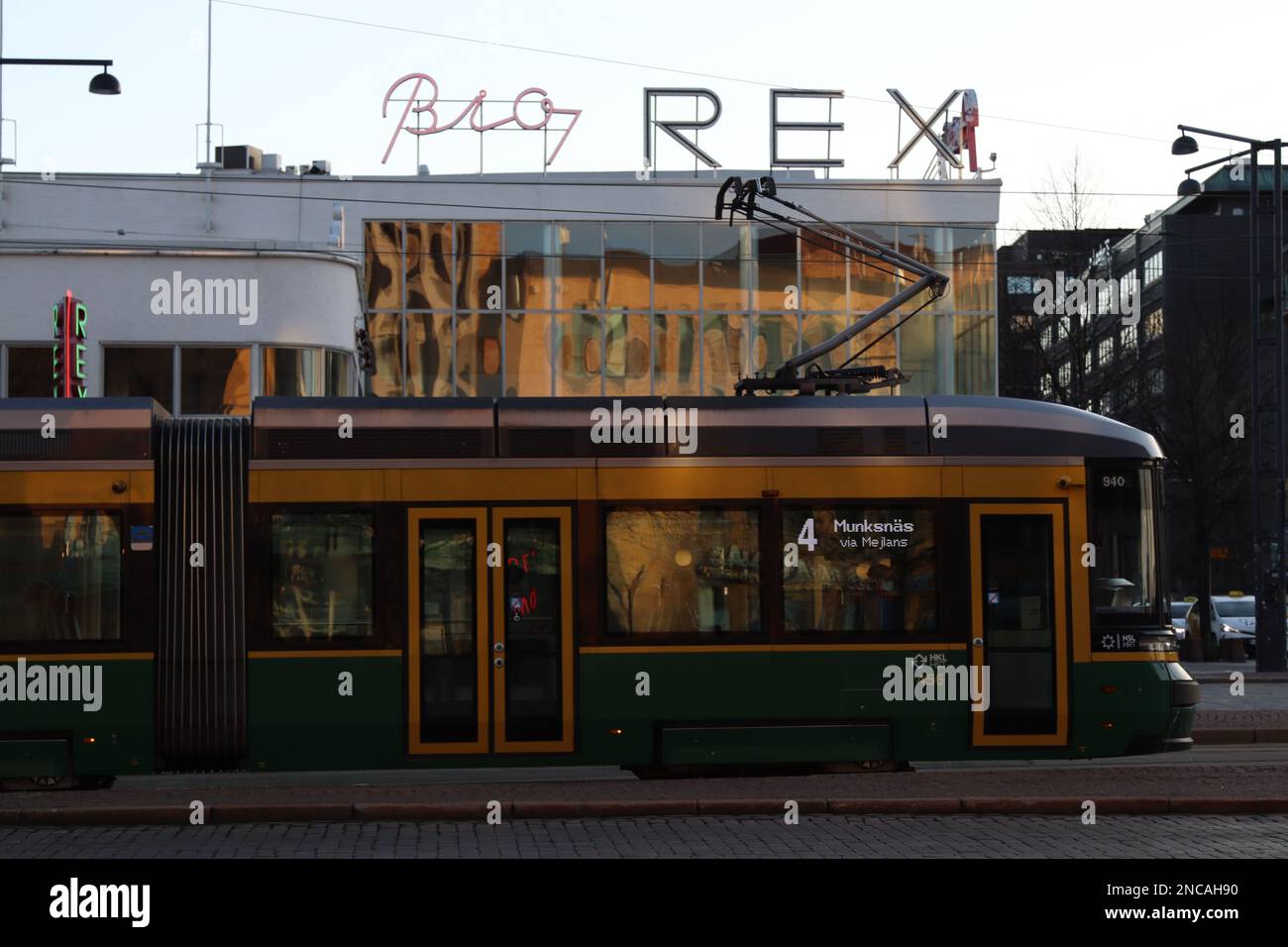 Centro di Helsinki, Finlandia, l'ingresso al Museo Amos Rex, segno, edificio funzionalista, vecchio tram verde, trasporti pubblici, BIO Rex a Lasipalatsi Foto Stock