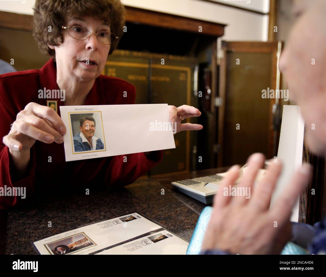 Judy Jacobson shows a envelope cancellation at the Tampico Historical Society in Tampico, Ill., Sunday, Feb. 6, 2011. Festivities for the 100th anniversary of former President Ronald Reagan's birth are under way. (AP Photo/Nam Y. Huh) Foto Stock