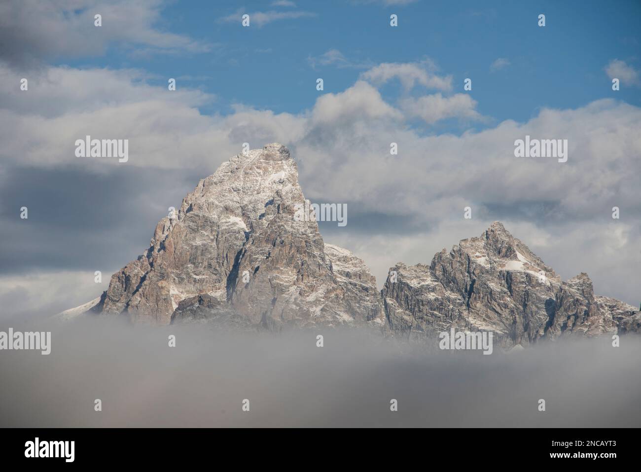 Le vette del Teton si innalzano sopra le nuvole. I concetti includono stabilità, forza e determinazione. Contea di Teton, Wyoming, Grand Teton National Park, Stati Uniti Foto Stock