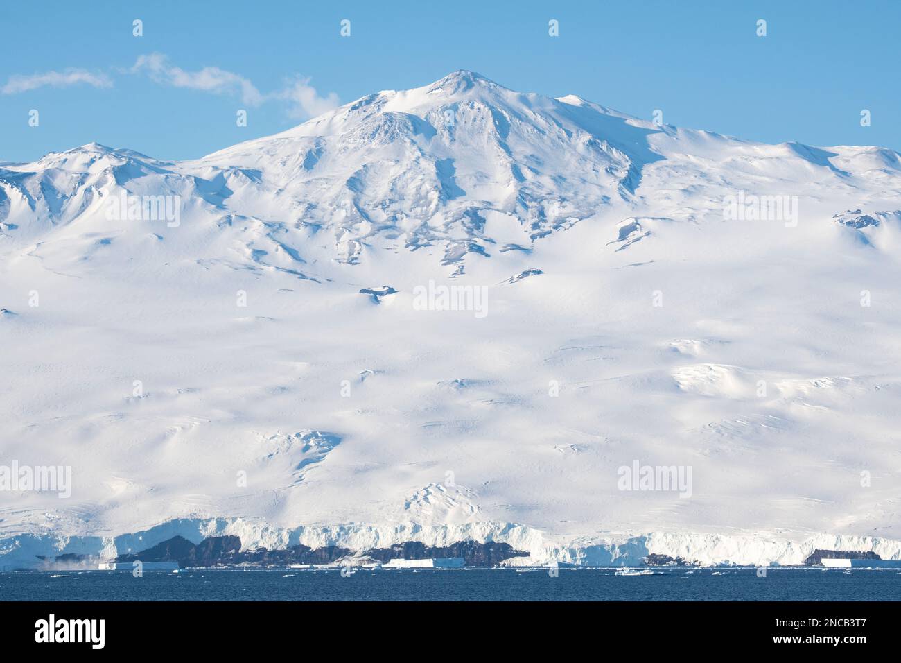 Antartide, Mare di Ross, Isola di Ross. Vista del Monte Terrore, vulcano a scudo. Secondo vulcano più grande sull'isola di Ross a 10.600 piedi di altitudine. Foto Stock