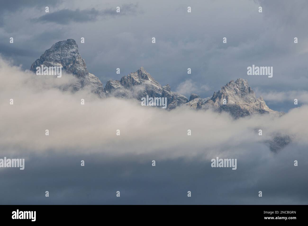 I picchi di Teton si innalzano sopra una tempesta, raffigurando concetti di speranza, fede e pazienza, Jackson, Wyoming, Grand Teton National Park, USA Foto Stock