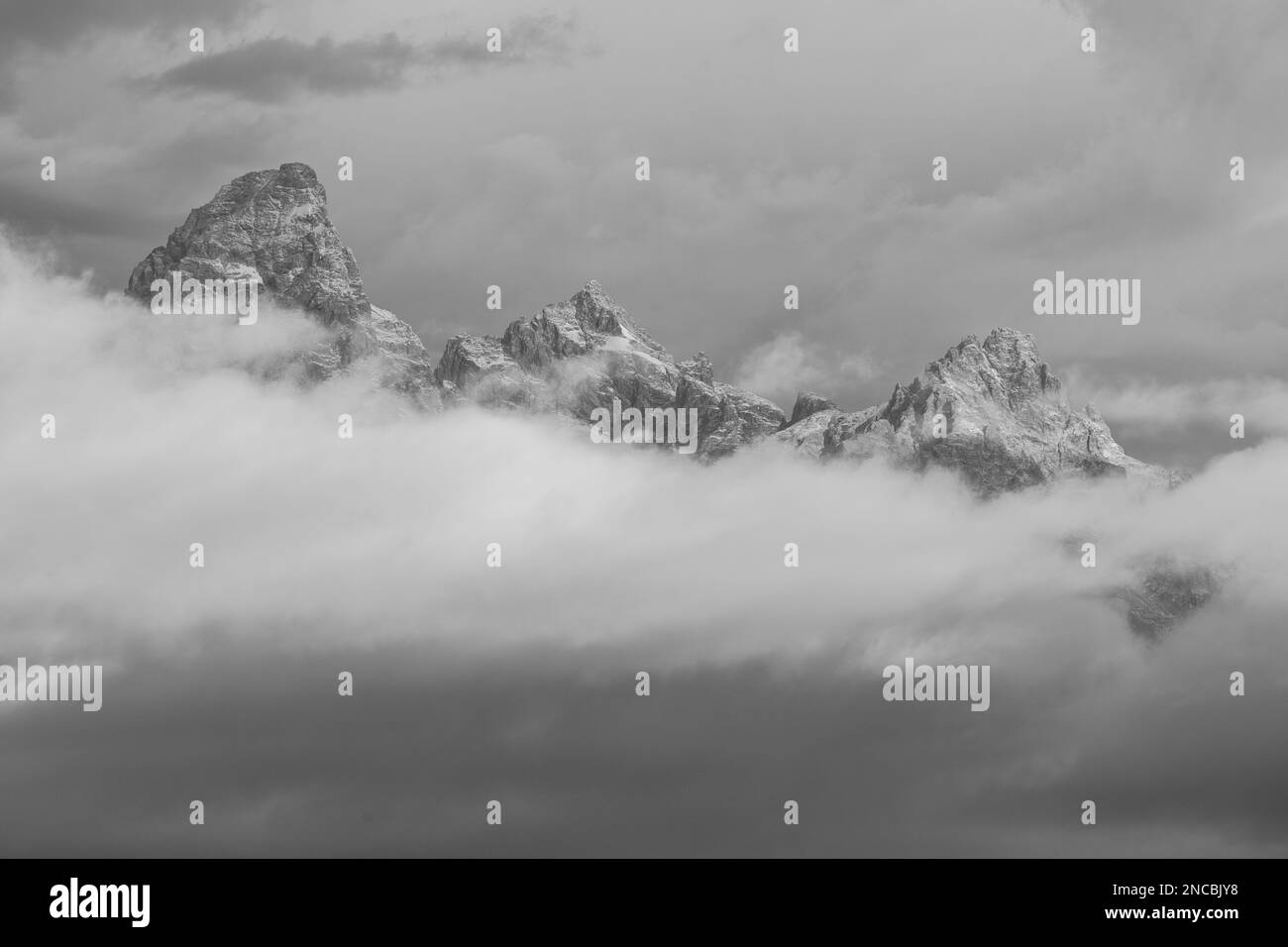 I picchi di Teton si innalzano sopra una tempesta, raffigurando concetti di speranza, fede e pazienza, Jackson, Wyoming, Grand Teton National Park, USA Foto Stock