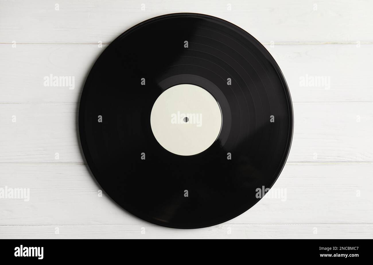 Disco in vinile vintage su tavolo di legno bianco, vista dall'alto Foto Stock