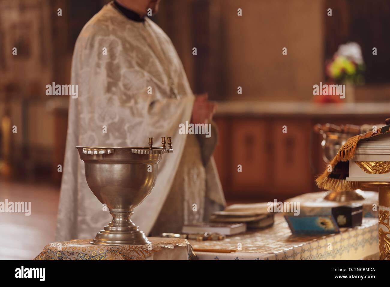 MYKOLAIV, UCRAINA - 27 FEBBRAIO 2021: Sacerdote che conduce la cerimonia del battesimo a Kasperovskaya icona della Madre di Dio cattedrale, concentrarsi sulla nave con santo Foto Stock