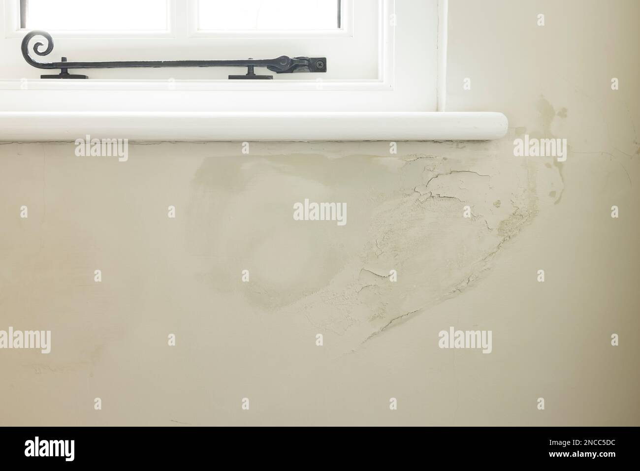 Zona umida sotto una finestra di un muro di mattoni pieni a causa della pioggia che penetra muratura di vecchia casa del Regno Unito Foto Stock