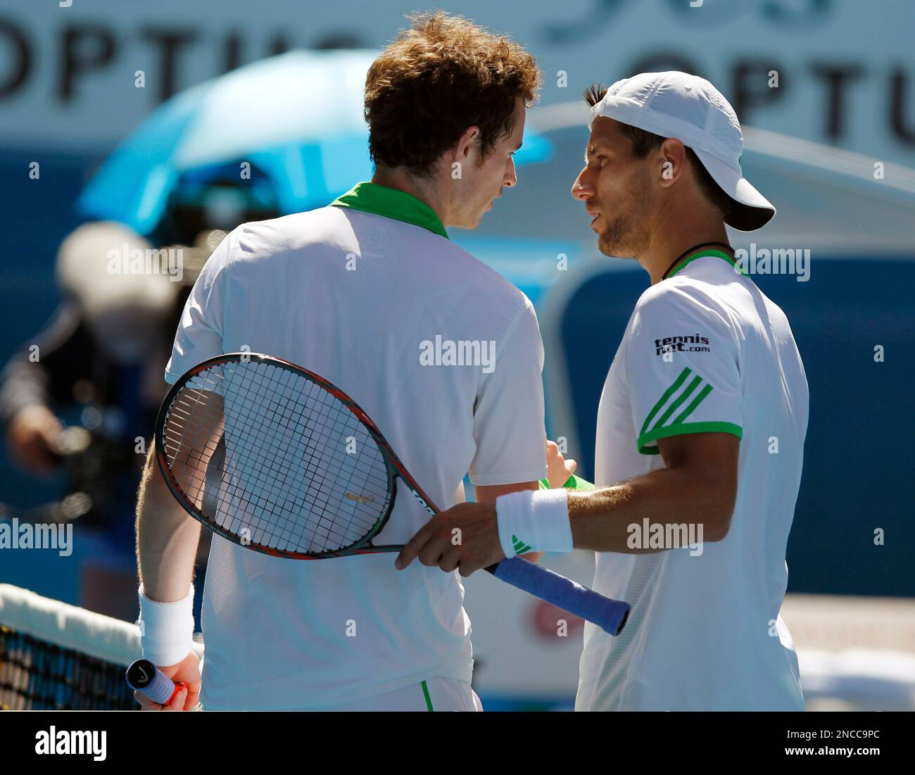 Andy Murray of Britain, left, talks with Jurgen Melzer of Austria at the net, after winning their fourth round match at the Australian Open tennis championships in Melbourne, Australia, Monday, Jan. 24, 2011. (AP Photo/Shuji Kajiyama) Foto Stock