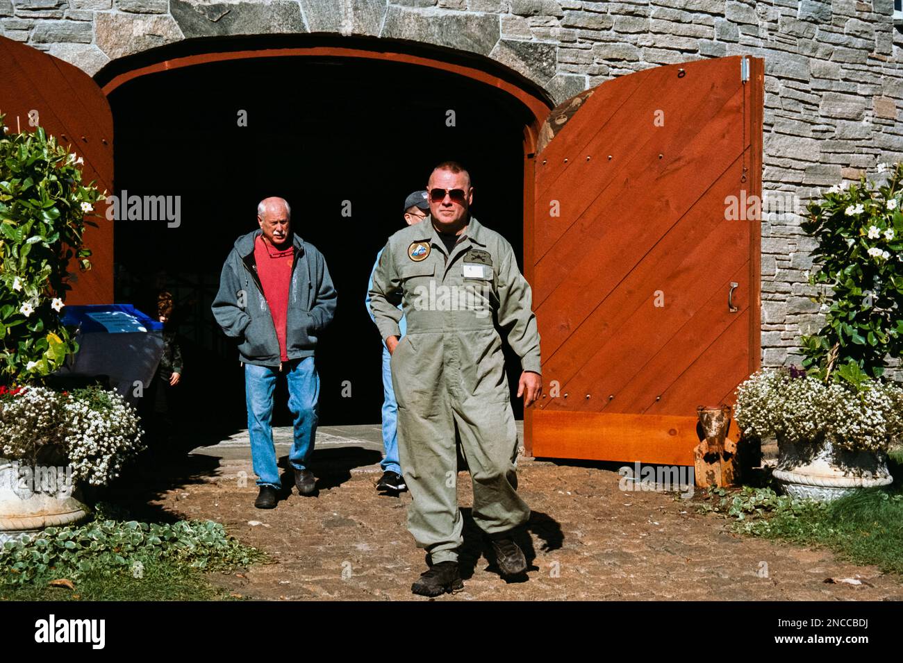 Un membro del Tank Crew carica fuori dalla rotonda uscita con i visitatori dietro di lui durante una rievocazione presso l'American Heritage Museum. L'immagine Foto Stock