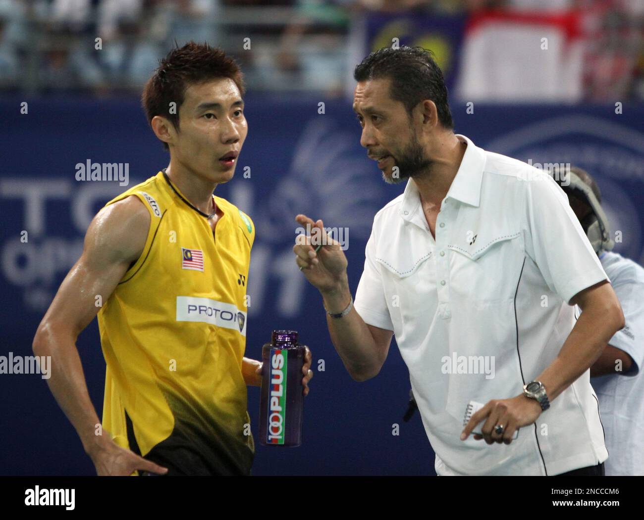 Malaysia's Lee Chong Wei, left, listens to his coach Misbun Sidek in a break during his men's singles final match against Indonesia's Taufik Hiday at the Malaysia Open Badminton Super Series in Kuala Lumpur, Malaysia, Sunday, Jan. 23, 2011. (AP Photo/Ching Kien Huo) Foto Stock