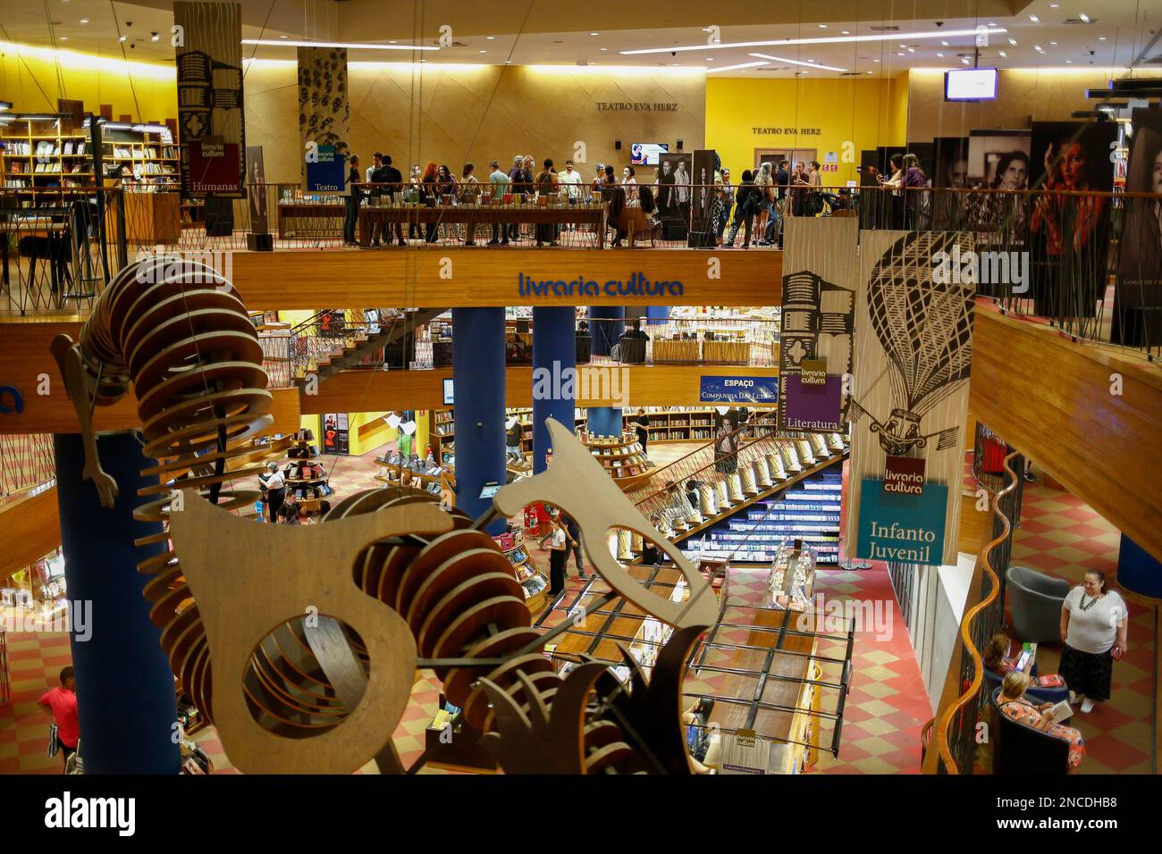 San Paolo, Brasile. 14th Feb, 2023. SP - Sao Paulo - 02/14/2023 - SAO PAULO, LIVRARIA CULTURA - movimento a Livraria Cultura a Conjunto Nacional su Avenida Paulista questo Martedì (14) dopo essere stato dichiarato fallimento con un debito di oltre 285 milioni di reais. Foto: Suamy Beydoun/AGIF/Sipa USA Credit: Sipa USA/Alamy Live News Foto Stock