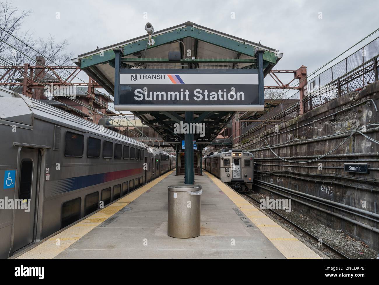 SUMMIT, N.J. – 14 gennaio 2023: Presso la Summit Station del New Jersey Transit si trova una piattaforma ferroviaria. Foto Stock
