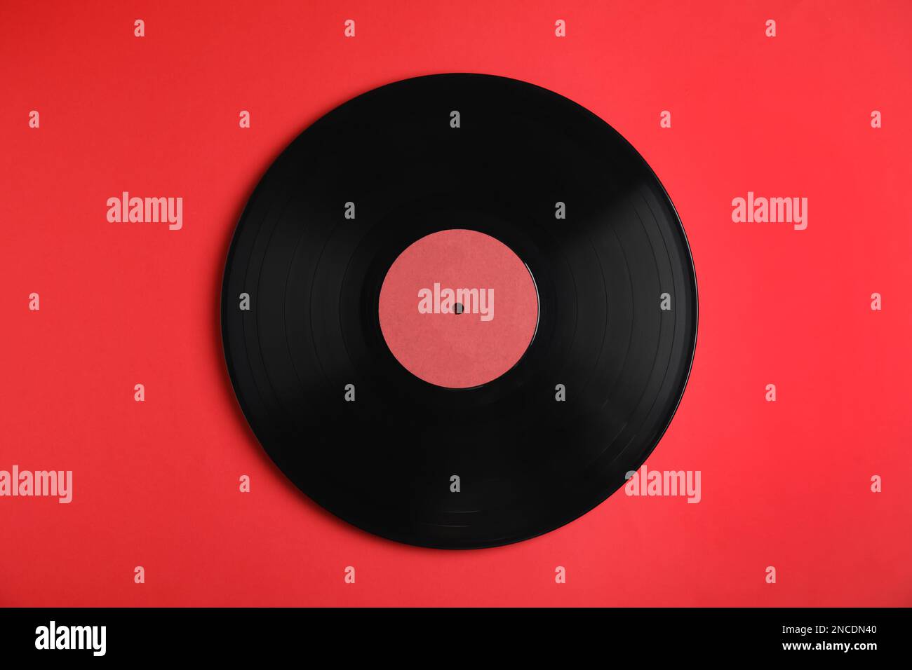 Disco in vinile vintage su sfondo rosso, vista dall'alto Foto Stock