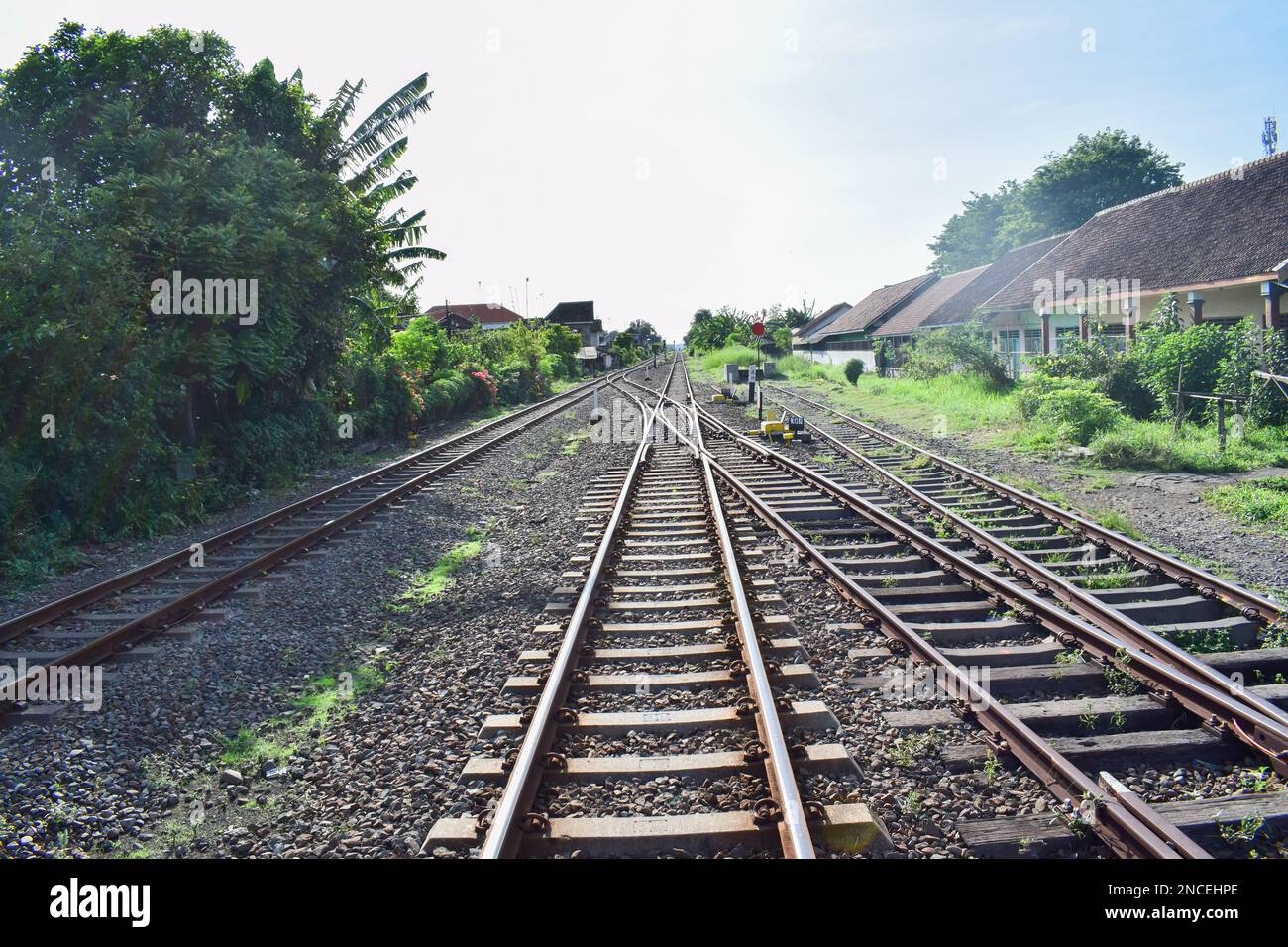 Raccordo ferroviario con deviatori di binario. Campo cingoli con interruttore cingoli Foto Stock