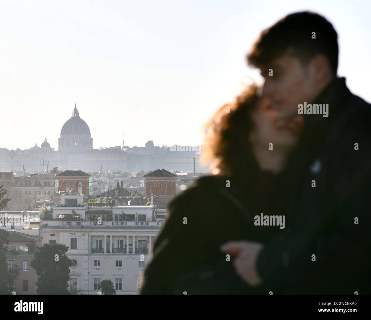 Roma, Italia. 14th Feb, 2023. Una coppia trascorre San Valentino a Roma il 14 febbraio 2023. Credit: Jin Mamengni/Xinhua/Alamy Live News Foto Stock