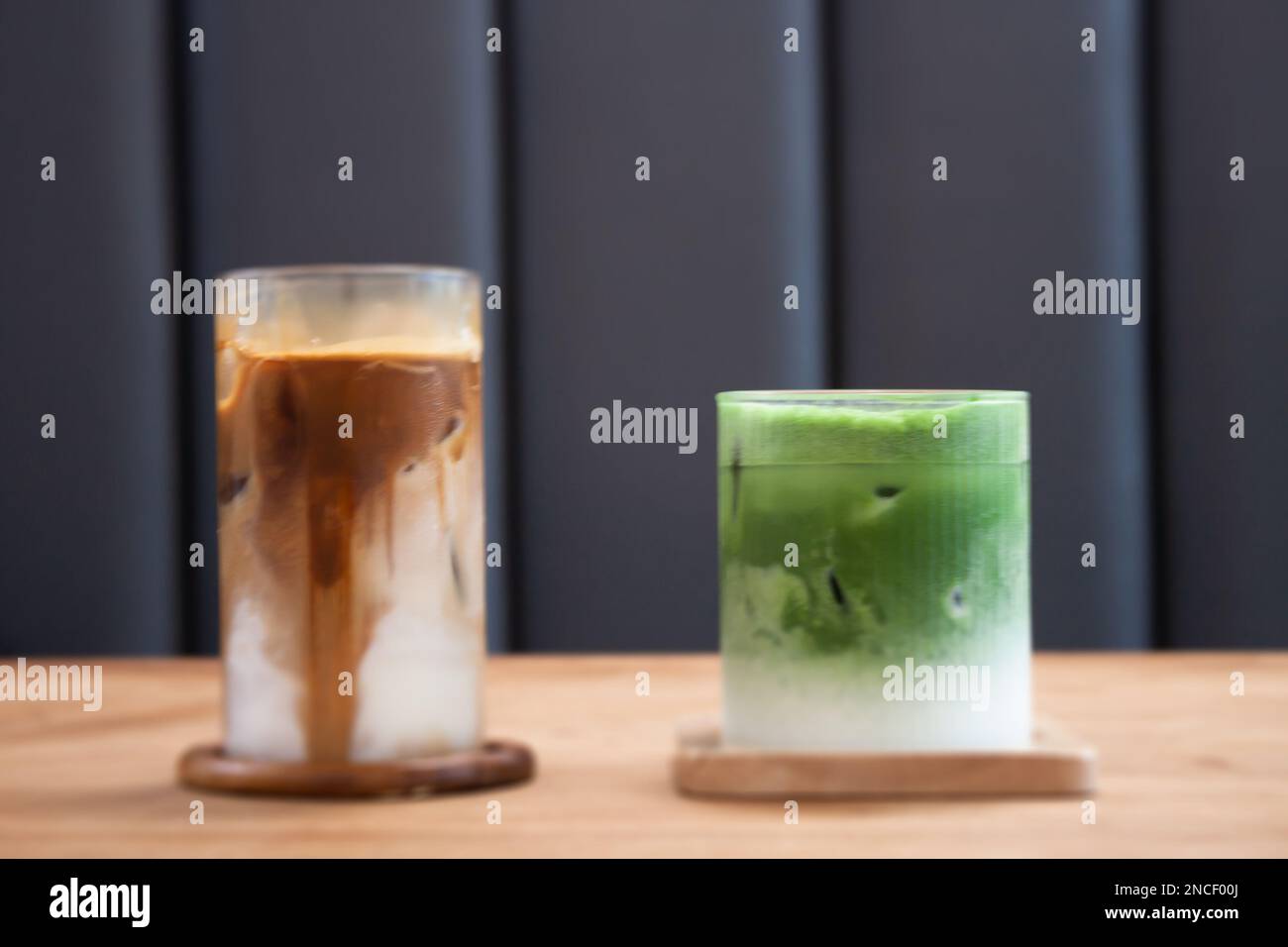 Latte di caffè ghiacciato e gratcha ghiacciato greentea su tavolo di legno, foto di scorta Foto Stock