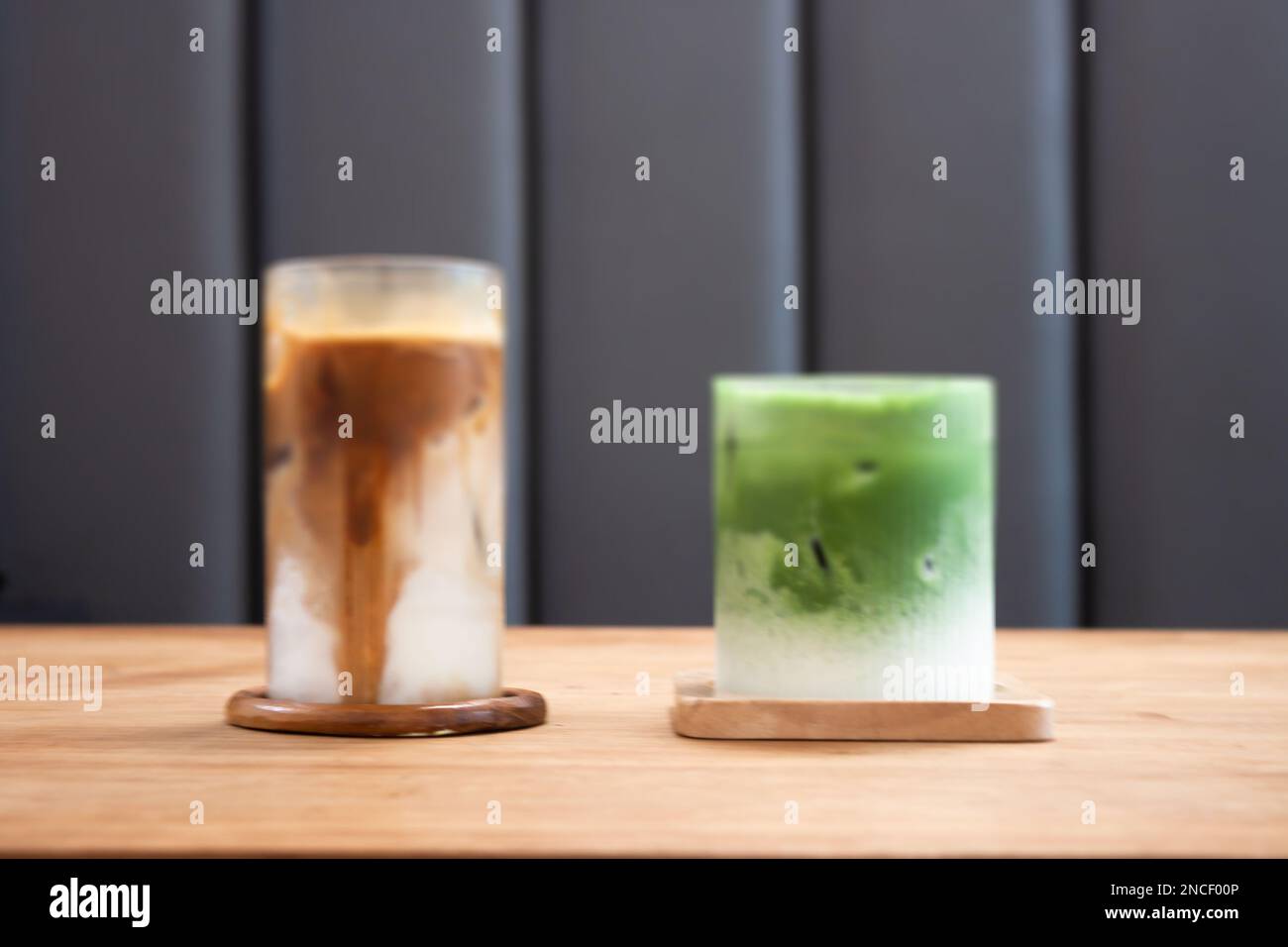 Latte di caffè ghiacciato e gratcha ghiacciato greentea su tavolo di legno, foto di scorta Foto Stock