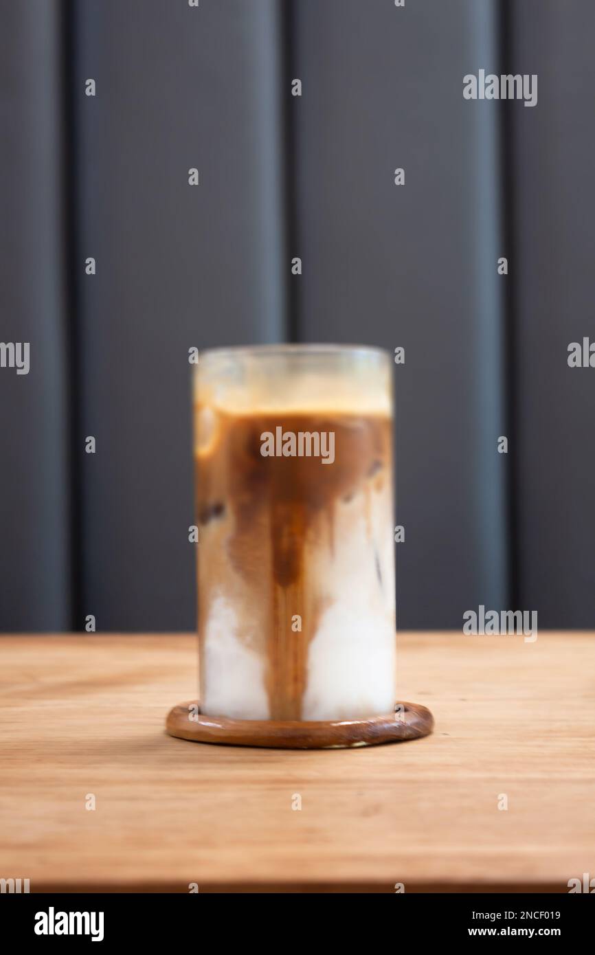 Caffè ghiacciato latte sul tavolo di legno, stock photo Foto Stock