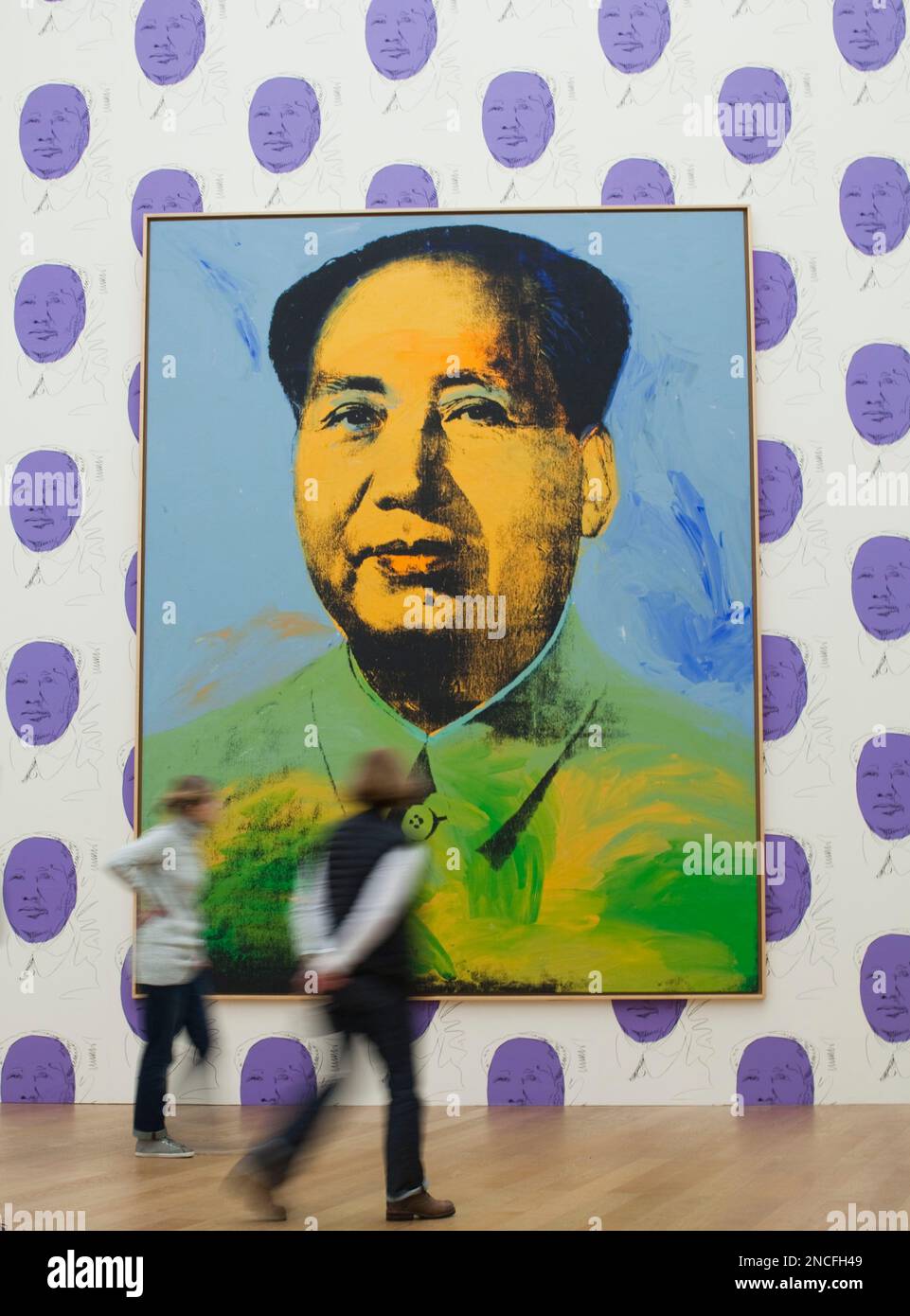 Visitors take a look at the famous portrait of Chinese Communist leader Mao Zedong by American painter Andy Warhol at Hamburger Bahnhof in Berlin, Germany, Tuesday, Dec. 28, 2010. Hamburger Bahnhof is a former railway station in Berlin. Since 1996 the tourist attraction houses the National Gallery's Museum fuer Gegenwart, a contemporary art museum. Warhol's Mao is part of the museum's own collection, belonging to the Berlin entrepreneur Erich Marx. The collection is showcased in a series of rotating exhibitions on the 10,000 square meters of space, parallel to temporary exhibitions. (AP Photo/ Foto Stock