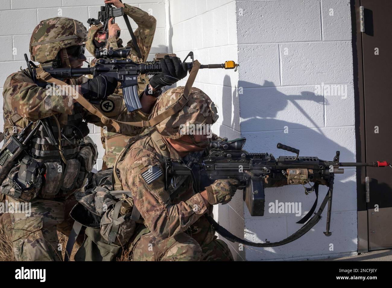 STATI UNITI Soldati dell'esercito con Alpha Company, 1st battaglione, 114th reggimento fanteria, 44th squadra di combattimento della Brigata di fanteria, New Jersey Army National Guard, forniscono fuoco di copertura mentre prendono un edificio durante un addestramento sul campo presso la base militare McGuire-Dix-Lakehurst, New Jersey, 10 febbraio 2023. Più di 350 soldati con il Battaglione hanno partecipato a un attacco aereo e a un esercizio di addestramento sul campo in preparazione alla rotazione dell'unità al Joint Readiness Training Center di Fort Polk, Louisiana, alla fine di quest'anno. (Foto della Guardia Nazionale del New Jersey di Mark C. Olsen) Foto Stock