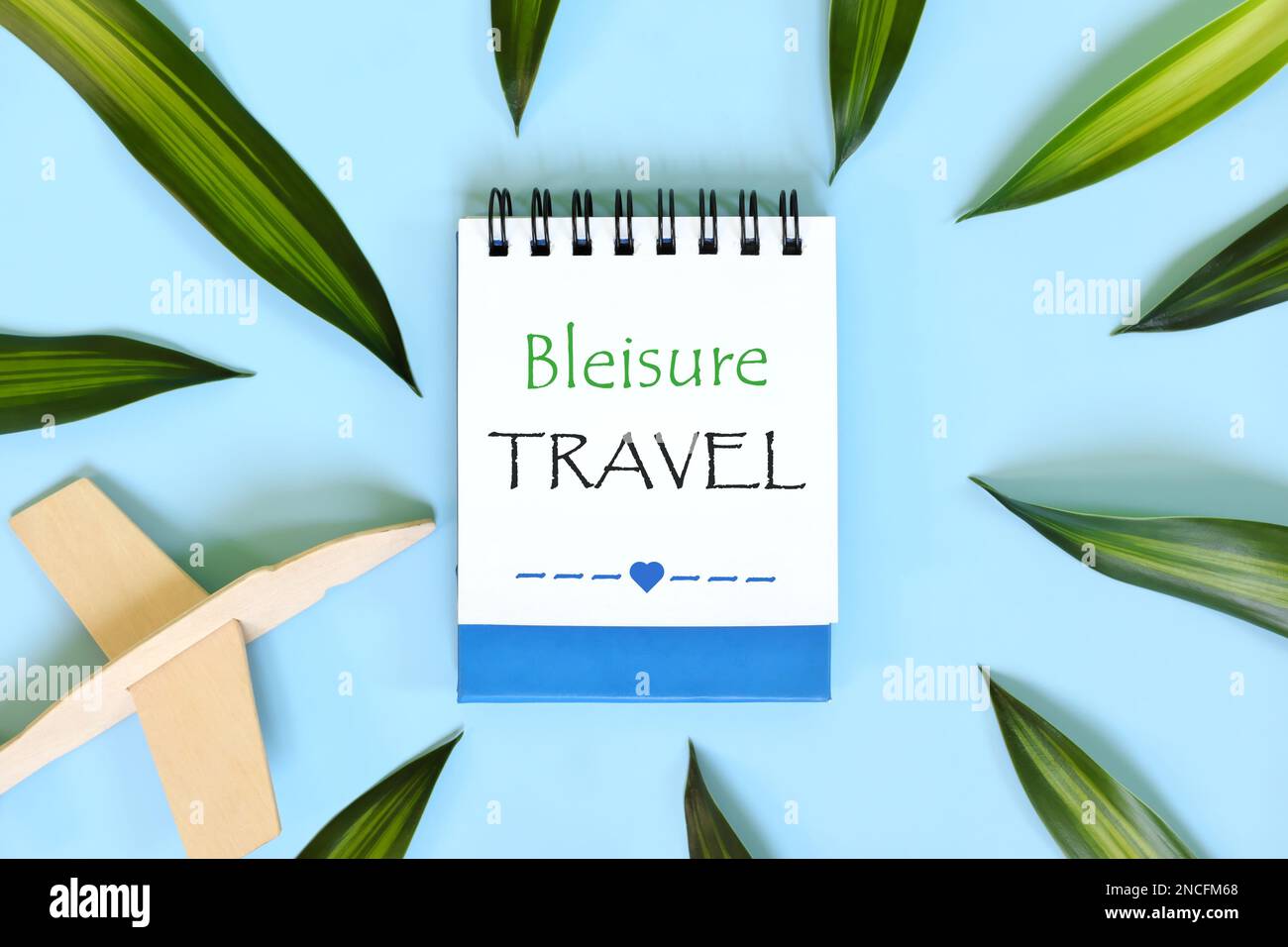 Guida turistica di affari e piacere scritta su blocco note blu. Bella composizione di posa piatta Foto Stock