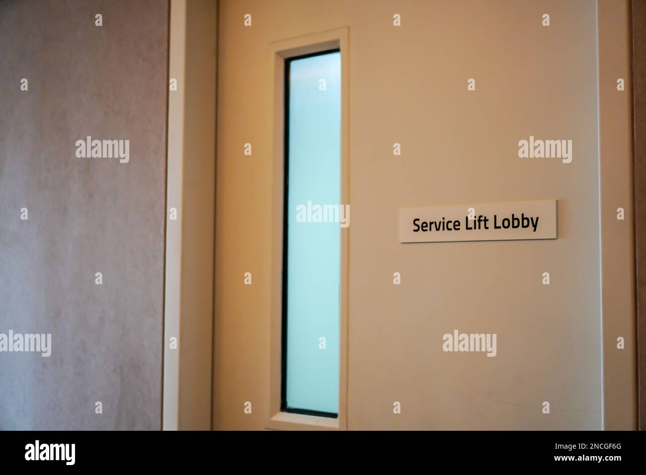 Ascensore di servizio lobby nell'edificio Foto Stock