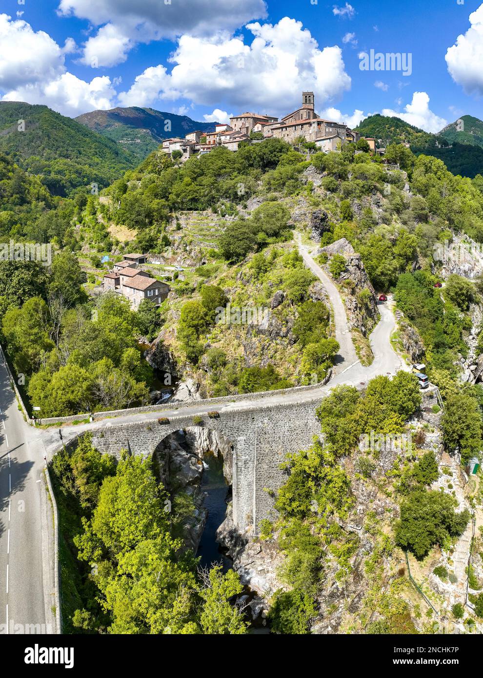 Veduta aerea del villaggio di Antraigues sur Volane ad Ardeche, nel sud della Francia Foto Stock