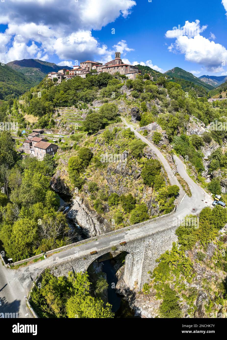 Veduta aerea del villaggio di Antraigues sur Volane ad Ardeche, nel sud della Francia Foto Stock