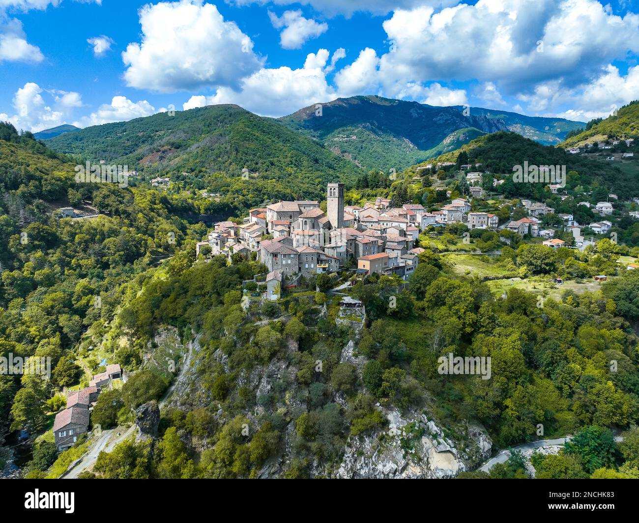 Veduta aerea del villaggio di Antraigues sur Volane ad Ardeche, nel sud della Francia Foto Stock