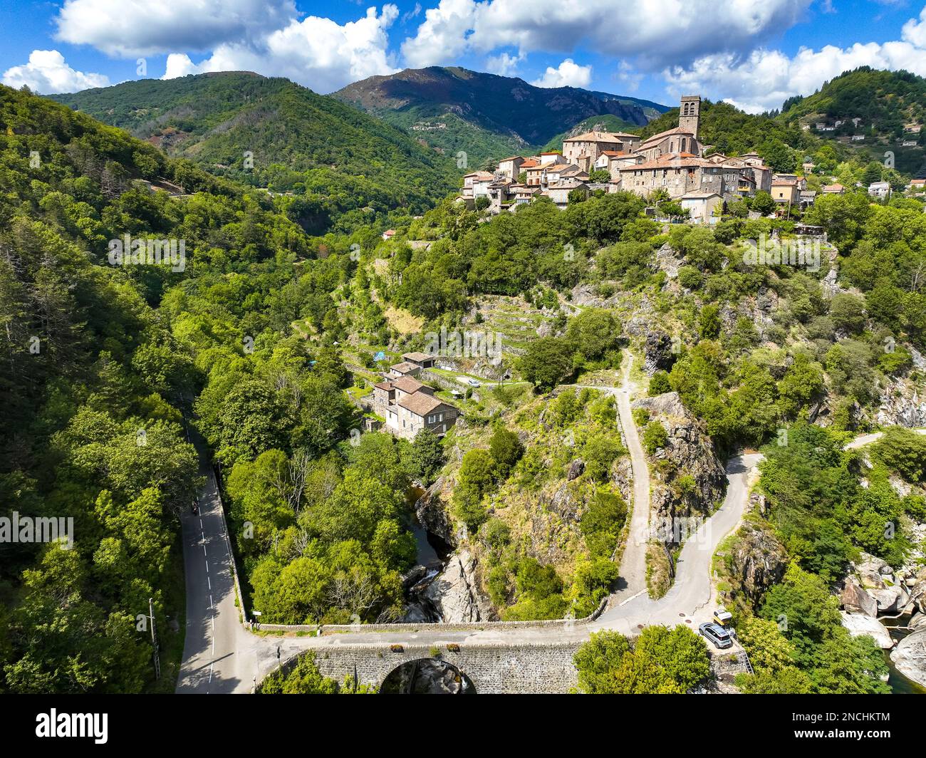 Veduta aerea del villaggio di Antraigues sur Volane ad Ardeche, nel sud della Francia Foto Stock