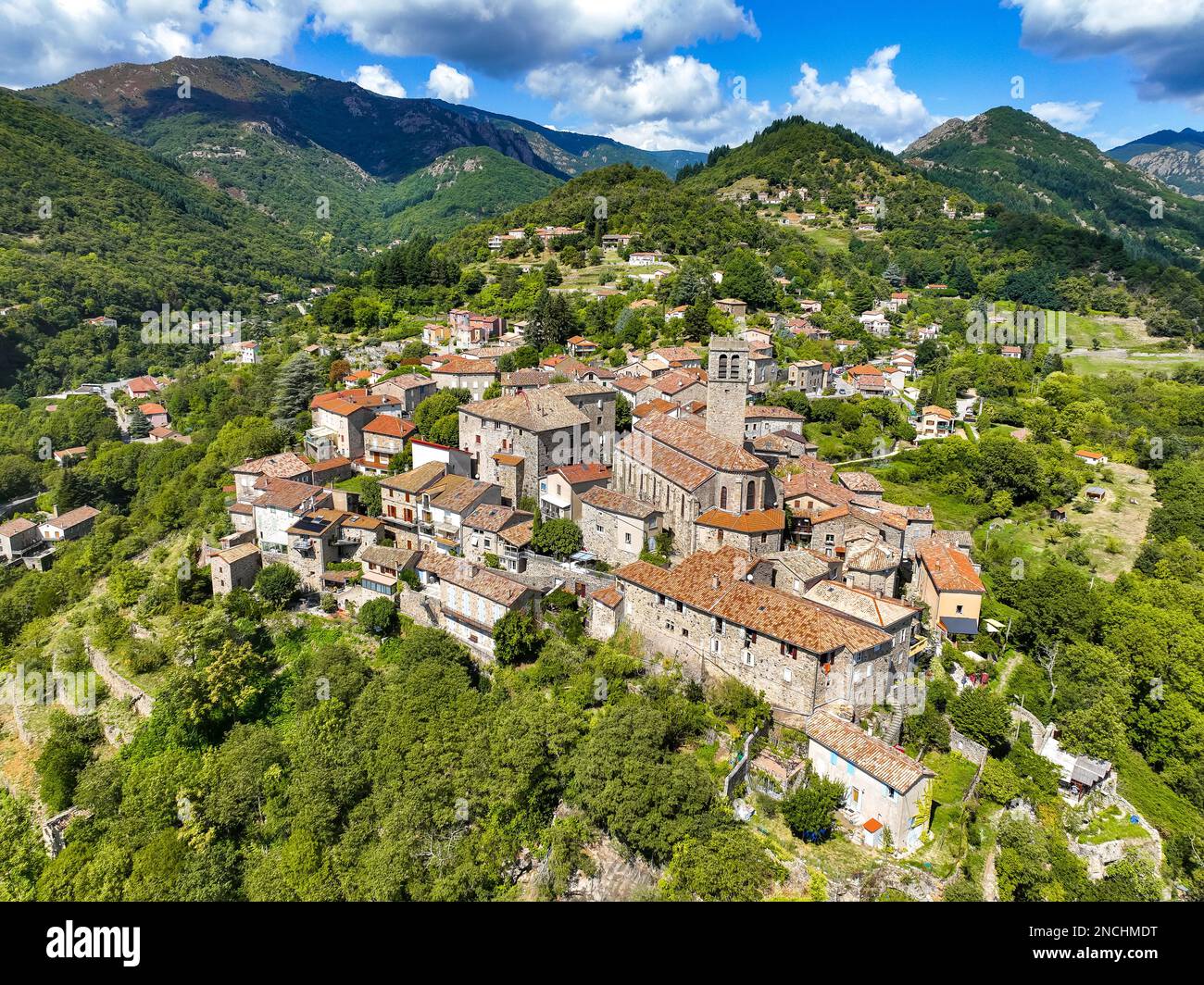 Veduta aerea del villaggio di Antraigues sur Volane ad Ardeche, nel sud della Francia Foto Stock