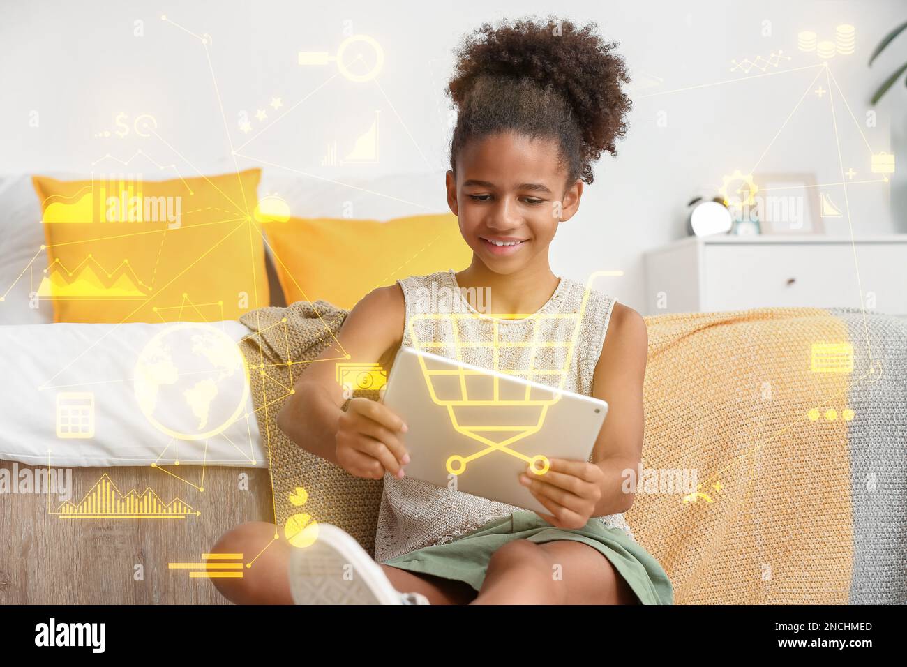 Ragazza afro-americana adolescente con tablet computer shopping online a casa Foto Stock
