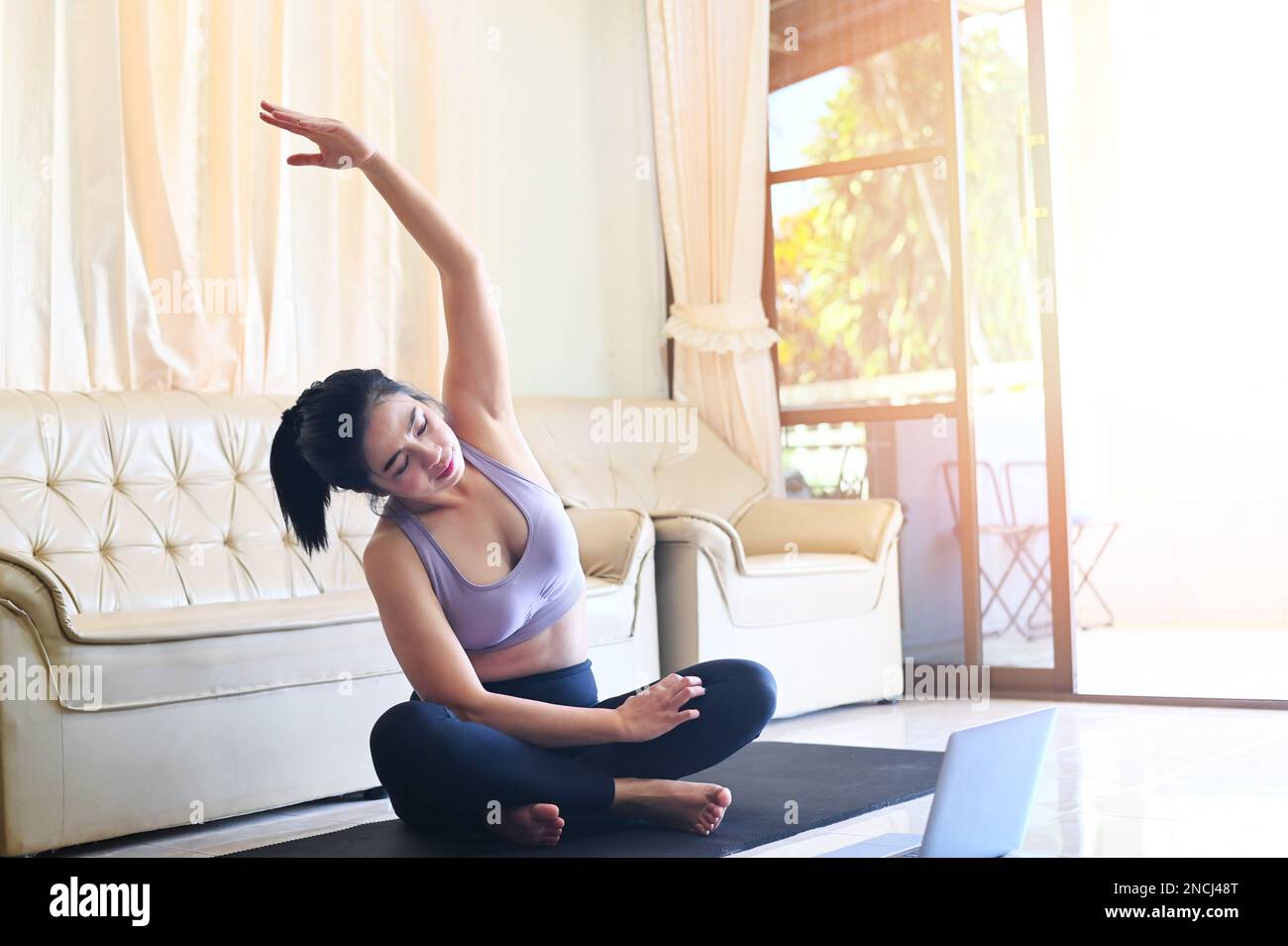 yoga donna in casa, yoga formazione online yoga istruttore posa lezione respirazione meditazione esercizio di esercizio di allenamento indossando abbigliamento sportivo, le donne che si allenano a. Foto Stock