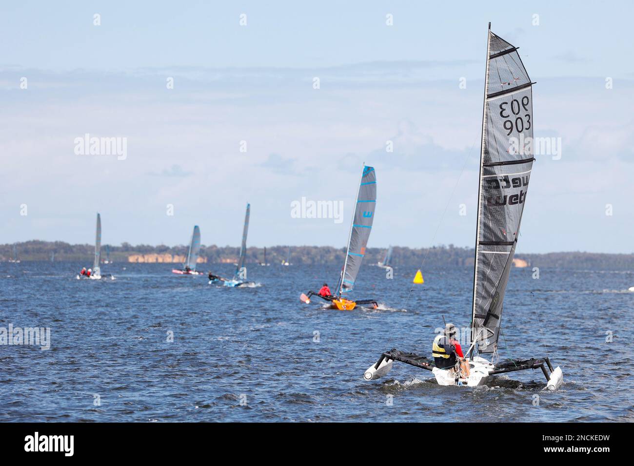 903,B3,Weta SQ (2 IN SU),Jonathon Branch e Annabelle Branch sulla strada per il punto di partenza per la gara, Gippsland Lakes, Paynesville, Victoria, Aus Foto Stock