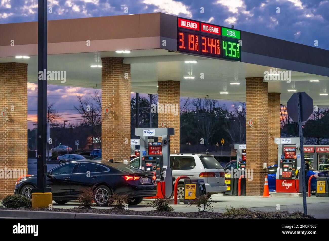 Il Kroger Fuel Center con i prezzi del gas illuminato al crepuscolo a Snellville, Georgia. (USA) Foto Stock