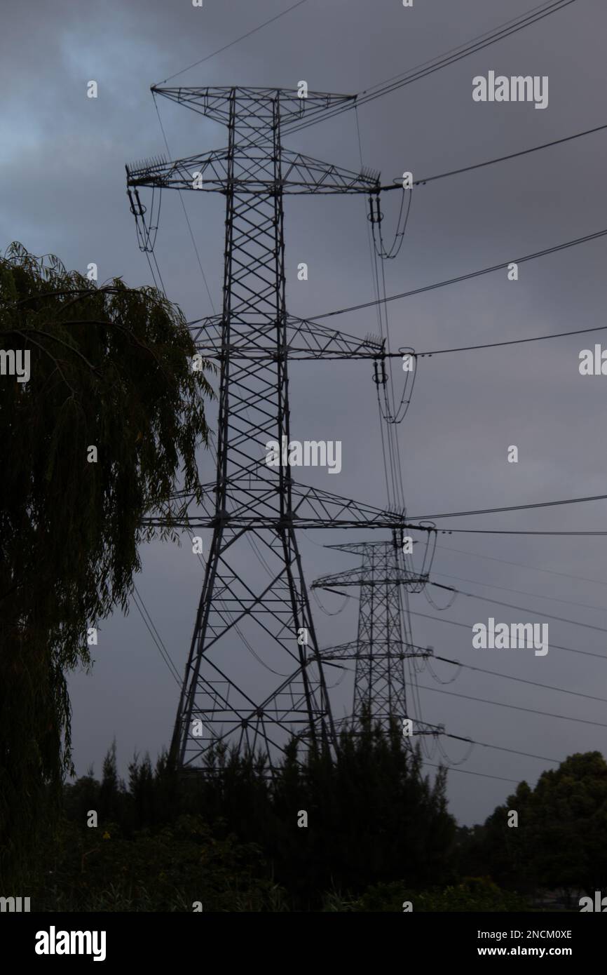 Il potere si contrappone a un cielo oscuro e cupo - Eskom l'utilità di potere sudafricana sta fallendo Foto Stock