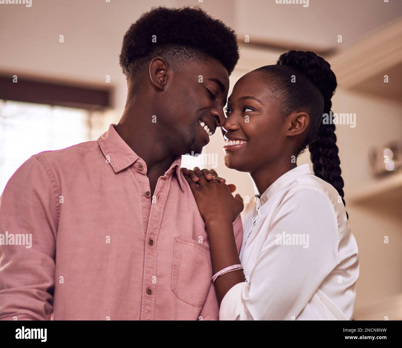 Non posso che essere abbastanza di te. una giovane coppia affettuosa sorridente l'una all'altra nella loro cucina a casa. Foto Stock
