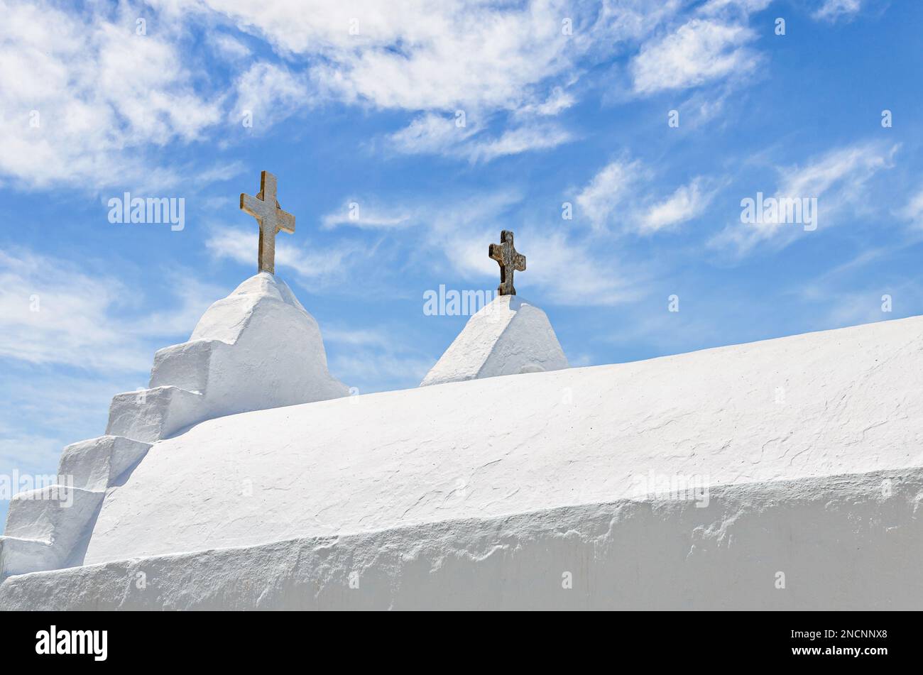 Myconos, vista sulle case bianche con le loro strade acciottolate. Villaggio bagnata dal Mar Egeo meridionale, nelle Cicladi, Grecia Foto Stock