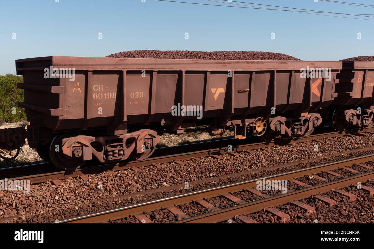 Baia di Saldanha, costa occidentale, Sudafrica. 2023. Vagoni ferroviari che trasportano minerale di ferro per la spedizione verso la Cina e i Paesi Bassi al porto di Saldanha, Sudafrica Foto Stock