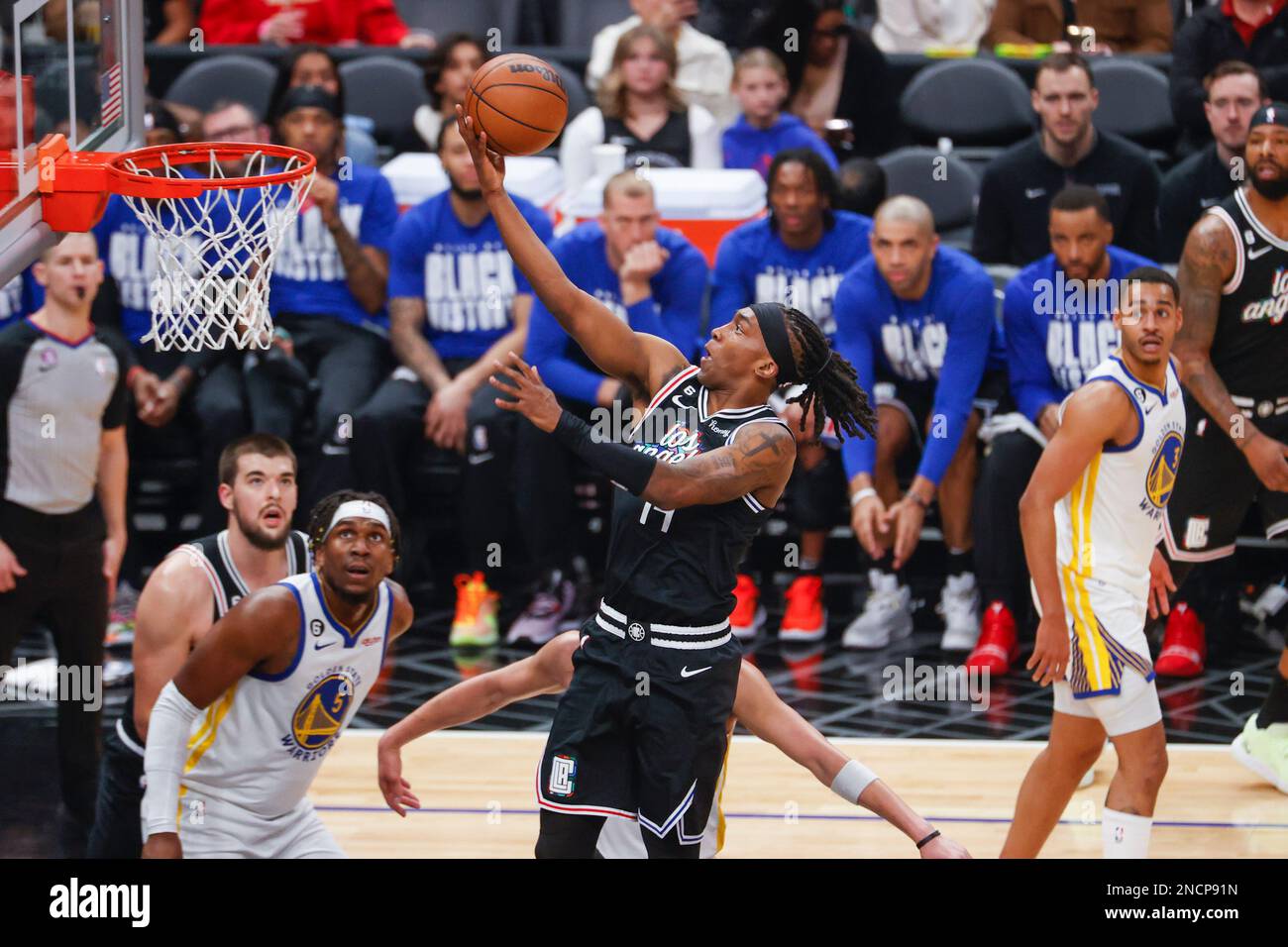 Los Angeles, Stati Uniti. 14th Feb, 2023. La guardia dei Clippers di Los Angeles, Terance Mann (C), va al paniere contro i Golden state Warriors durante una partita NBA. Punteggio finale: Clippers 134:124 Warriors Credit: SOPA Images Limited/Alamy Live News Foto Stock