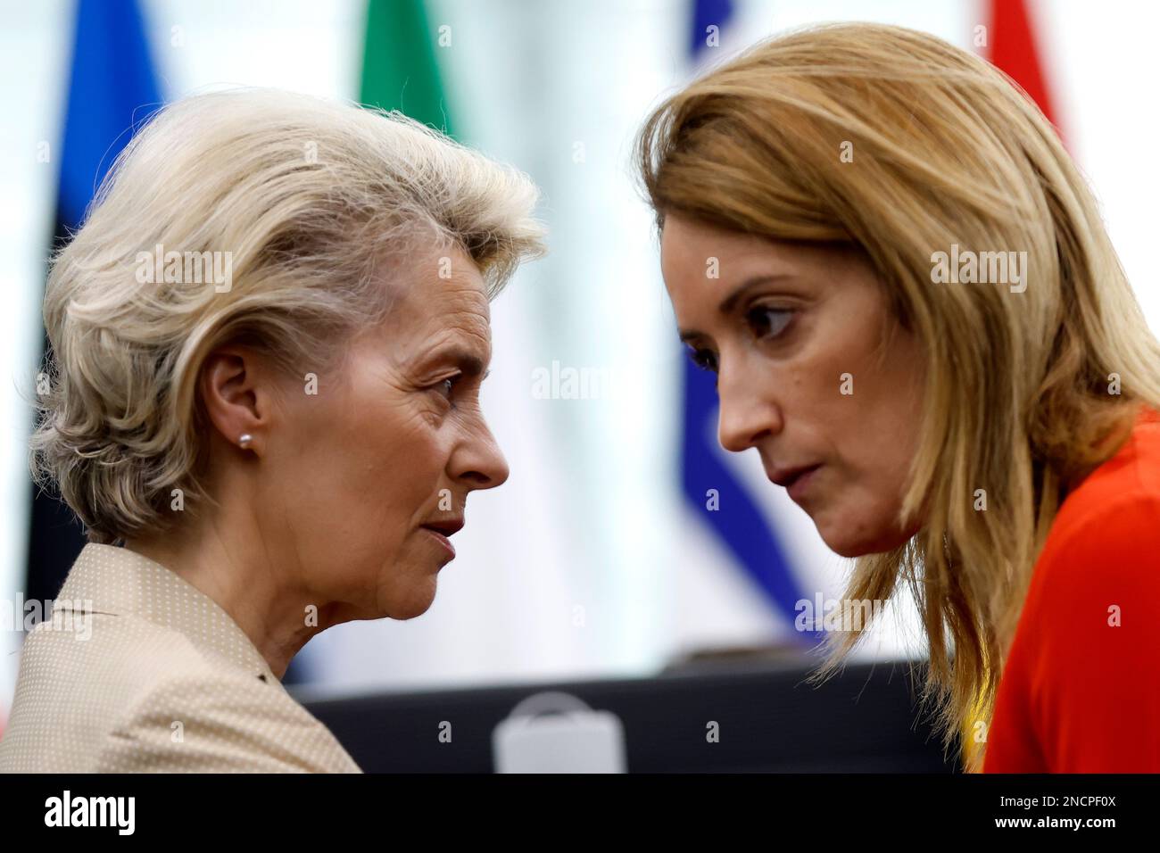 European Commission President Ursula von der Leyen , left, talks to European Parliament's President Roberta Metsola before a session on one year after Russia's invasion of Ukraine, Wednesday, Feb. 15, 2023 at the European Parliament in Strasbourg, eastern France. (AP Photo/Jean-Francois Badias) Foto Stock
