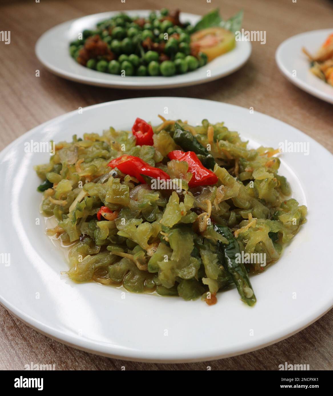 Piatto indonesiano: Zucca amara fritta in padella Foto Stock