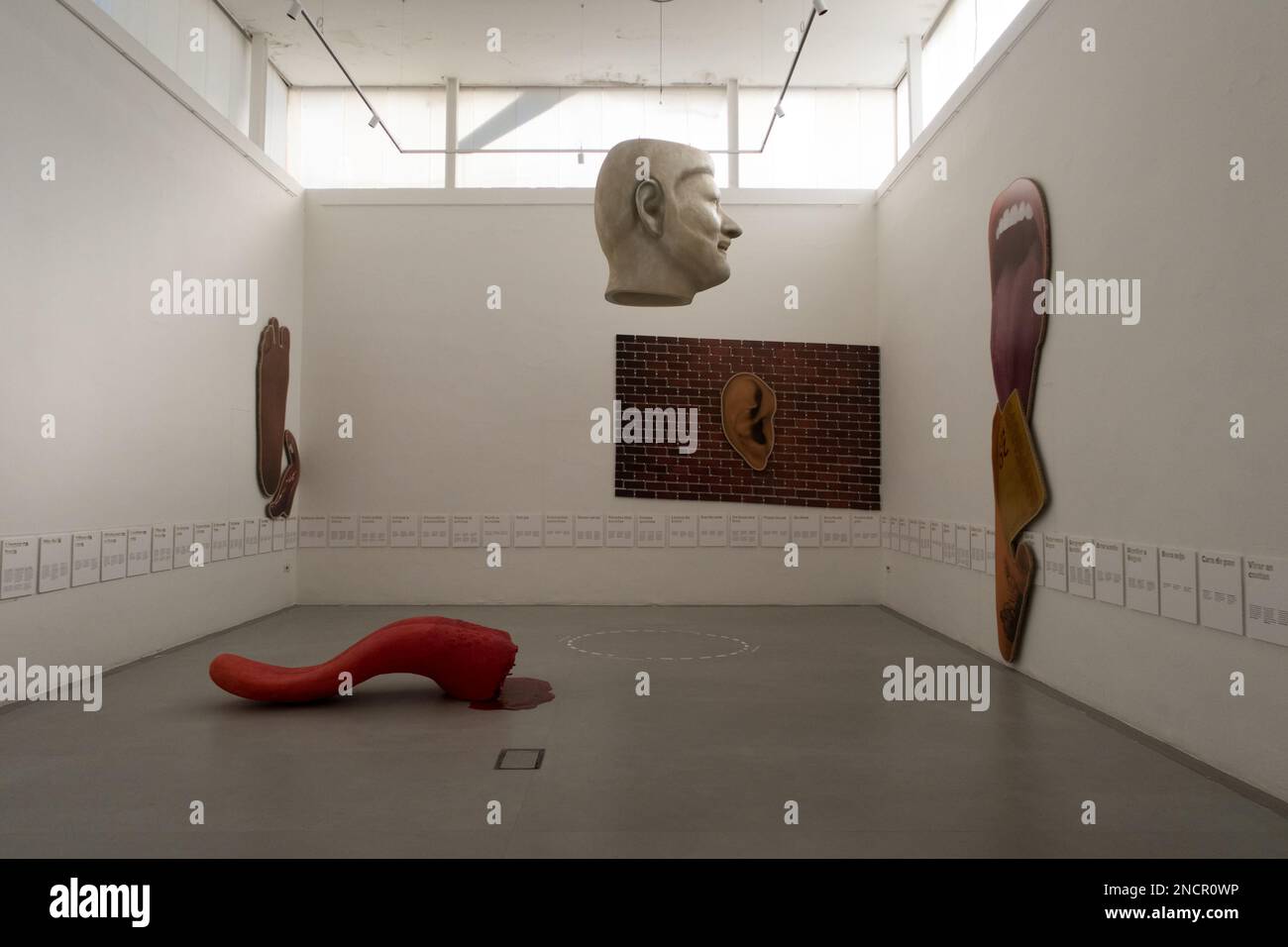 Una veduta del Padiglione Brasiliano, con l'opera di Jonathas de Andrade intitolata 'con il cuore che esce dalla bocca', alla Biennale di Venezia 2022 Foto Stock