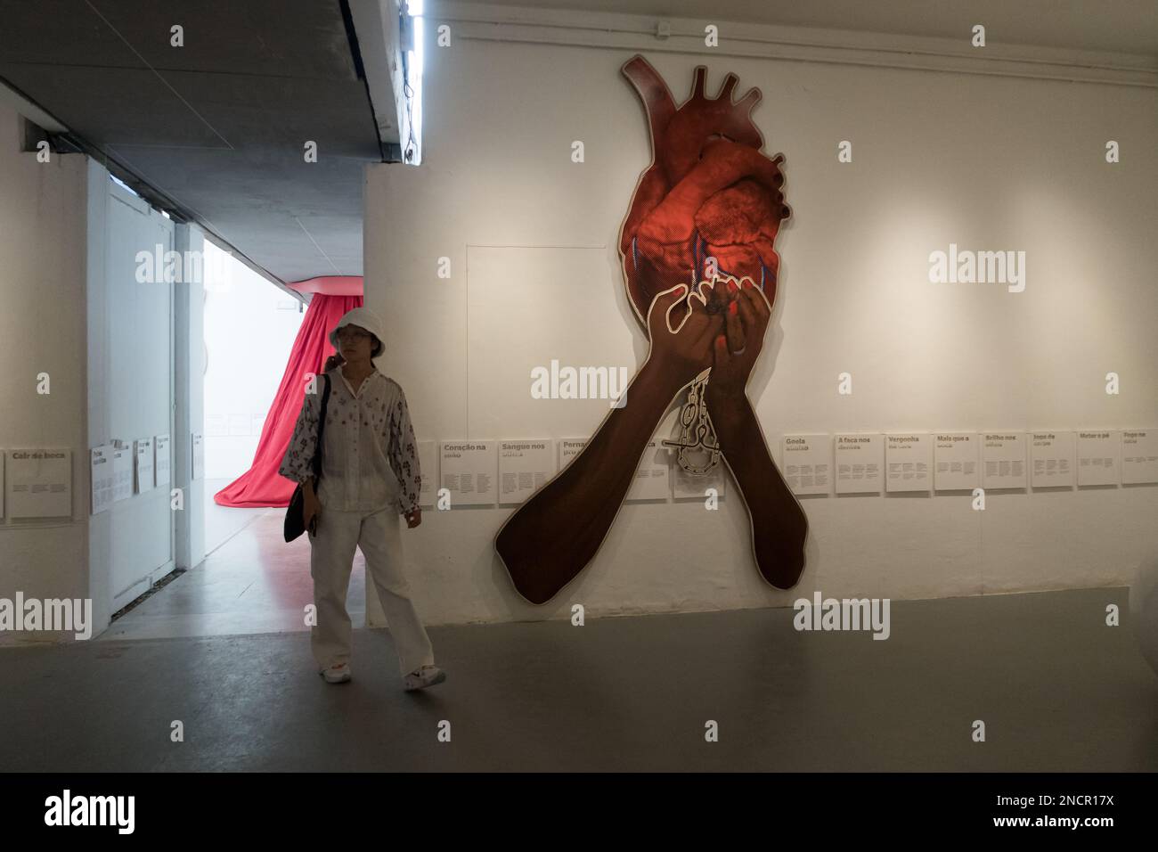 Una veduta del Padiglione Brasiliano, con l'opera di Jonathas de Andrade intitolata 'con il cuore che esce dalla bocca', alla Biennale di Venezia 2022 Foto Stock